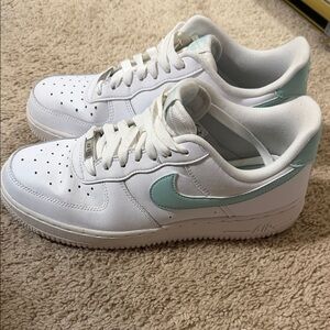 Nike Women's White and Light Green Sneakers